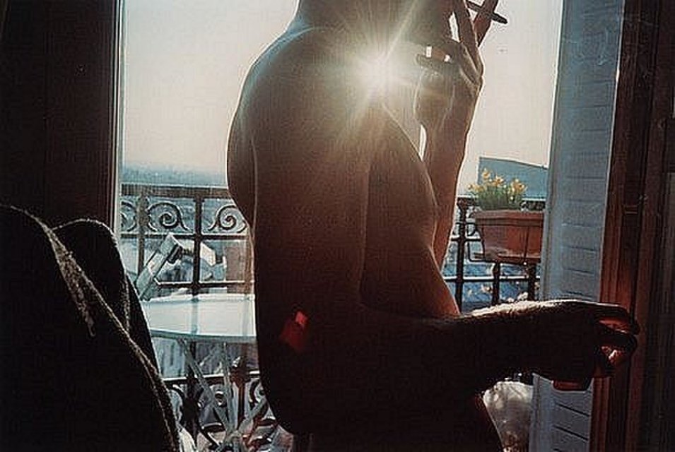 Потрясающая блондинка курит на балконе и занимается мастурбацией